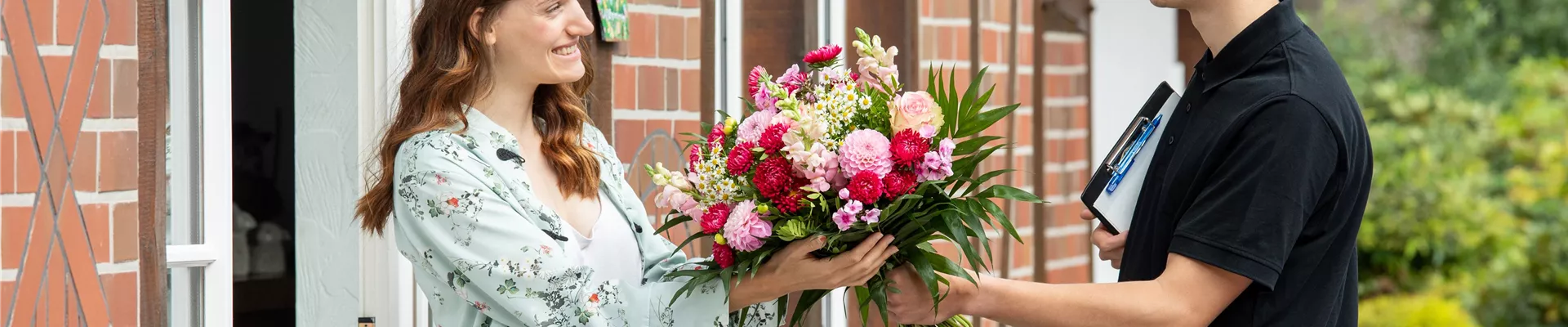 Lieferservice - Lieferant übergibt Blumenstrauß Lieferservice - Lieferant übergibt Blumenstrauß