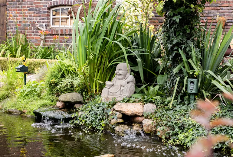 Skulptur am Gartenteich